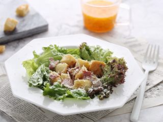 14、凯撒沙拉,沙拉中再擦些帕尔玛奶酪碎，美味的凯撒沙拉就做好了，