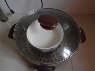 5、可可麻薯夹心软欧, 搅拌均匀后 倒在碗里，放入蒸锅内蒸15分钟