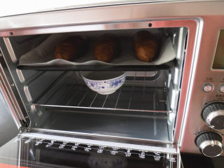 11、可可麻薯夹心软欧,最后送入烤箱发酵。发酵的时候记得放碗温热的水在烤箱内