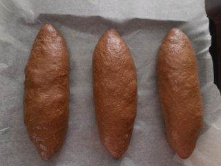 10、可可麻薯夹心软欧,由上而下卷起