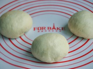 6、黄油椰蓉吐司条,将面团取出，按揉排气后面团均分成三团，盖上保鲜膜松弛15分钟。