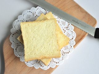 11、黄油椰蓉吐司条,出炉后立即脱模，在晾架上散热，取出后最好先侧放一会儿，以免凹腰，待完全凉透再切片处理。