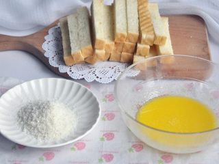 15、黄油椰蓉吐司条,准备适量的椰蓉，如果不喜欢椰蓉也可以不加。