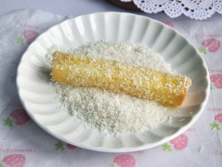 17、黄油椰蓉吐司条, 然后裹一层椰蓉。