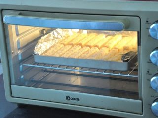 19、黄油椰蓉吐司条,放入提前预热好的烤箱，150度25分钟即可。