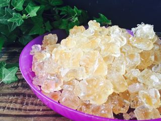 1、百香果雪梨酱,所用到的食材展示一下，黄冰糖。黄冰糖买回来大块的，你只要把它放碗里，微波炉转20秒，拿出来后，就可以用手掰开，掰成这样的小块。