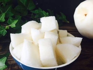 2、百香果雪梨酱,四个雪梨，洗净去皮切块。