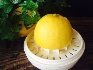 4、百香果雪梨酱,一个柠檬，手动榨汁机取汁。