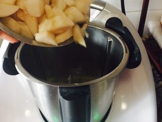 5、百香果雪梨酱,倒入小美主锅，称一下梨的重量。小美可以称分量的。因为不可能完全按照方子的重量来，每个梨有大小，大致根据水果和冰糖的比例即可。