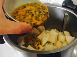 7、百香果雪梨酱,把挖好的百香果倒入小美主锅。一起称一下分量。