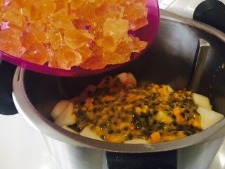 9、百香果雪梨酱,随后倒入黄冰糖，也一起称一下分量。