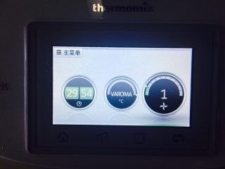 11、百香果雪梨酱,30分钟，蒸煮健，速度一。这时，放心让他熬制，自己可以做其他事情。记得，盖上网格，否则会溅出来。