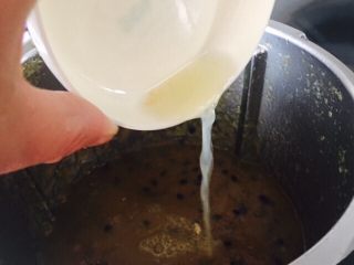 12、百香果雪梨酱,时间到，加入一只柠檬挤出来的汁。随后速度4，20秒，再煮一会。