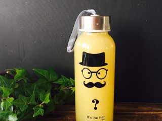 16、百香果雪梨酱,这是锅内留下的酱，加了水，10秒，速度十，做出来的百香果果汁。很浓郁，美味。