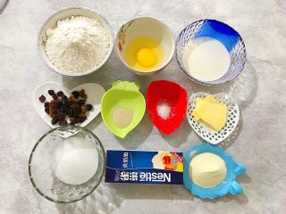 1、最爱面包+面包机版杂果干吐司,首先我们准备好所有材料