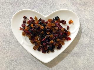 2、最爱面包+面包机版杂果干吐司,杂果干稍微剪碎一下，备用