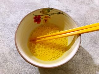 3、最爱面包+面包机版杂果干吐司,鸡蛋打散，备用