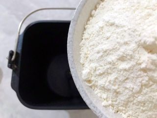 4、最爱面包+面包机版杂果干吐司,取面包桶，加入230g面包粉