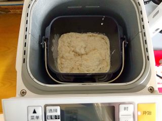 11、最爱面包+面包机版杂果干吐司,面包桶放进面包机，选择揉面功能，8分钟