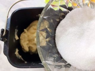 12、最爱面包+面包机版杂果干吐司,8分钟后，取出面包桶，加入35g细砂糖