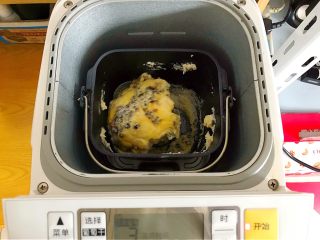 18、最爱面包+面包机版杂果干吐司,面包桶放进面包机，选择软面包功能，烤色选择浅色，然后按下开始键