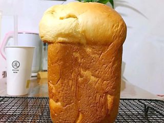 19、最爱面包+面包机版杂果干吐司,几个小时之后，一个香喷喷的吐司就完成了