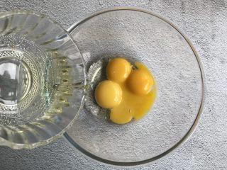 1、抹茶蛋糕卷,蛋清蛋黄分离，蛋黄中加入玉米油