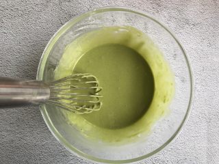 5、抹茶蛋糕卷,划Z字搅拌均匀，无颗粒