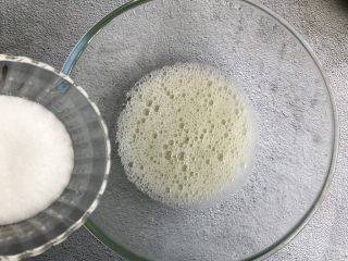 6、抹茶蛋糕卷,将蛋清打成鱼眼泡，加入三分之一的白砂糖，继续打发