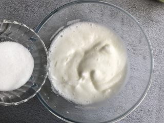 7、抹茶蛋糕卷,打至细腻后再加入一部分白砂糖继续打发