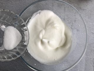 8、抹茶蛋糕卷,打至出现纹路加入最后的白砂糖