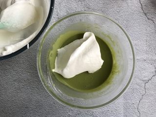 10、抹茶蛋糕卷,取三分之一的蛋白糊加入蛋黄糊中，翻拌均匀