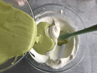 11、抹茶蛋糕卷,然后倒回剩余的蛋白糊中