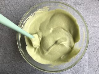 12、抹茶蛋糕卷,上下翻拌均匀