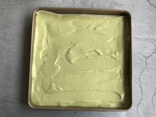 13、抹茶蛋糕卷,倒入烤盘中，用刮刀刮平整，震出气泡