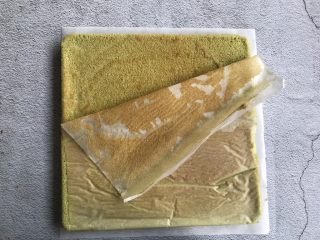 15、抹茶蛋糕卷,倒扣揭下吸油纸