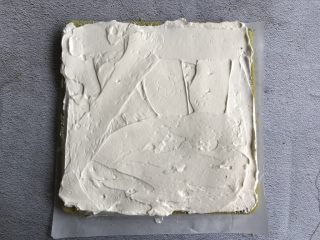 18、抹茶蛋糕卷,淡奶油放在蛋糕上涂抹均匀