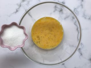 2、芝麻薄脆饼干,鸡蛋打散加入白糖，搅拌至糖融化