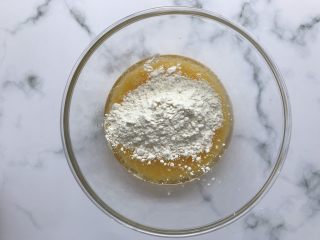 4、芝麻薄脆饼干,加入低筋面粉，搅拌均匀