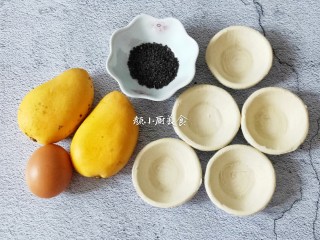 1、芒果酥,准备好所有材料，蛋挞常温解冻。
