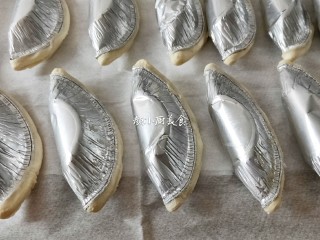 4、芒果酥,然后对半合起来。