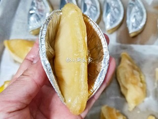 7、芒果酥,烤好取出来去掉锡纸壳。