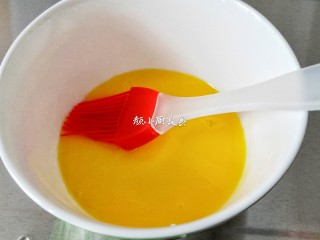 8、芒果酥,鸡蛋黄打散。