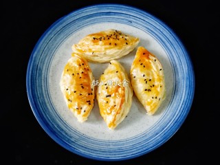 10、芒果酥,烤好后取出来。