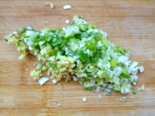 1、红烧丸子,放肉馅里的葱姜切沫