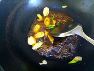 11、红烧丸子,放入一勺生抽，一勺老抽，两勺料酒，一勺糖，适量盐