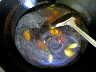 12、红烧丸子,放入适量清水