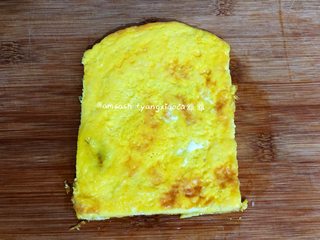 6、早餐三明治,煎好的蛋黄用刀修改一下，形状和吐司片大小即可