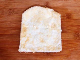 7、早餐三明治,煎好的蛋白用刀修改一下，形状和吐司片大小即可