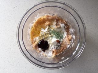 5、蔬菜鸡肉肠,加入所有调料顺时针搅拌均匀